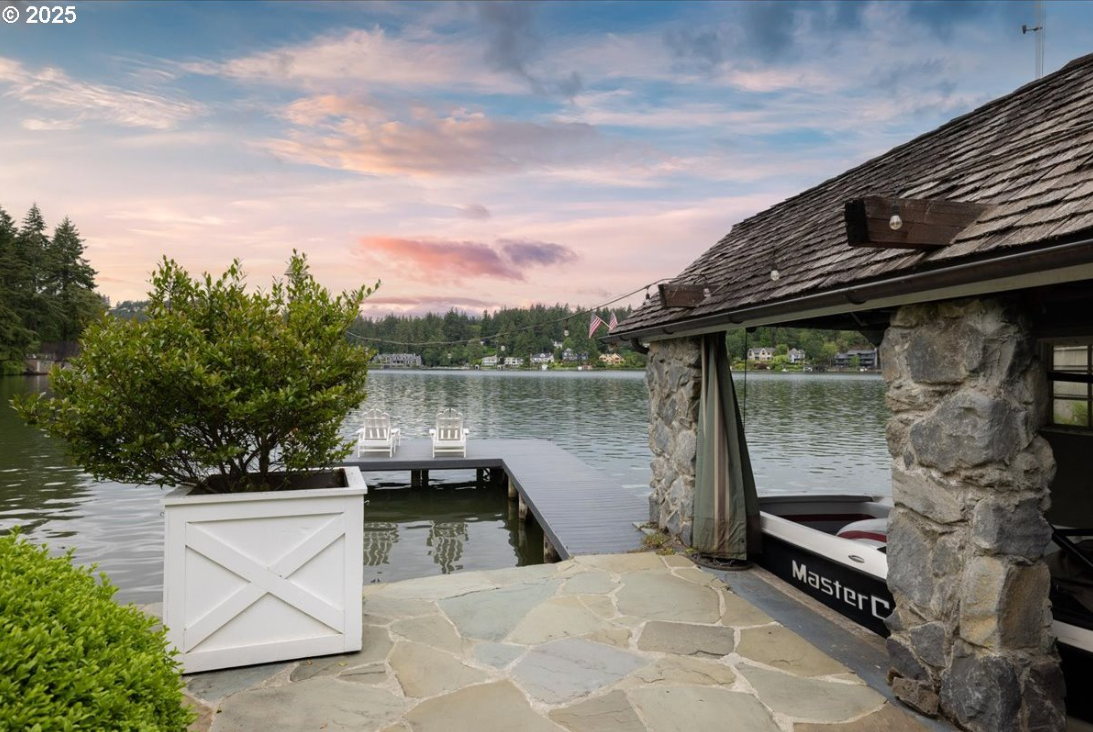 QUINTESSENTIAL OSWEGO LAKE COTTAGE